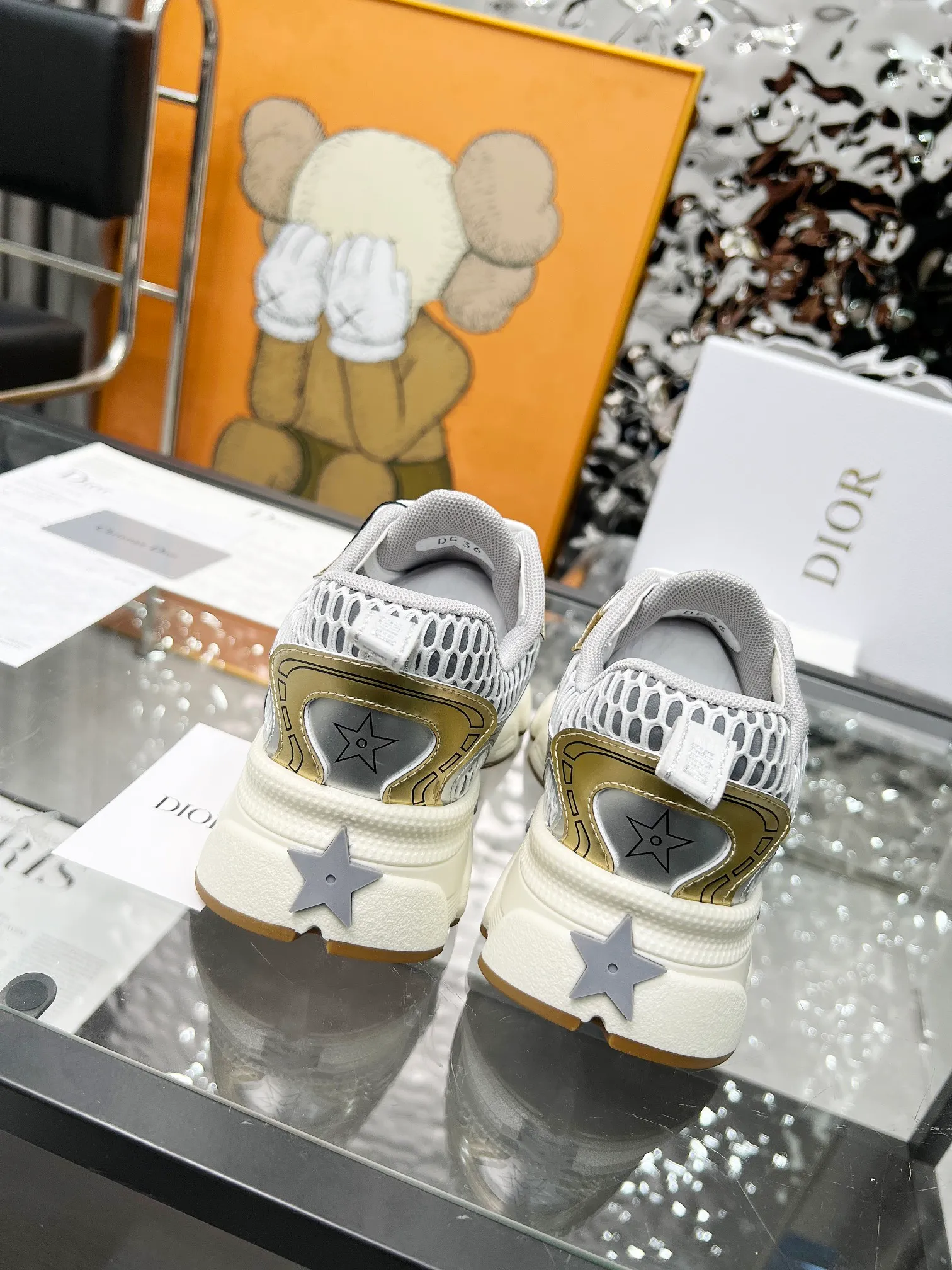 [Dior Dior] P: 580💰 ♺ Size: Female 35-41 Male 39-45 (Female 40.41 Male 45 custom-made) This Dior Chrono sneaker is a new product for the fall of 2024, reinterpreting running shoes in Dior's high-end style. White mesh fabric is paired with nude and silver-toned laminated leather-effect panels, and the CD logo on the sides, star patch on the tongue and Dior logo on the heel are many details to highlight the style. Featuring two-tone laces, a lightweight sole and star embellishments for a casual look all year round.